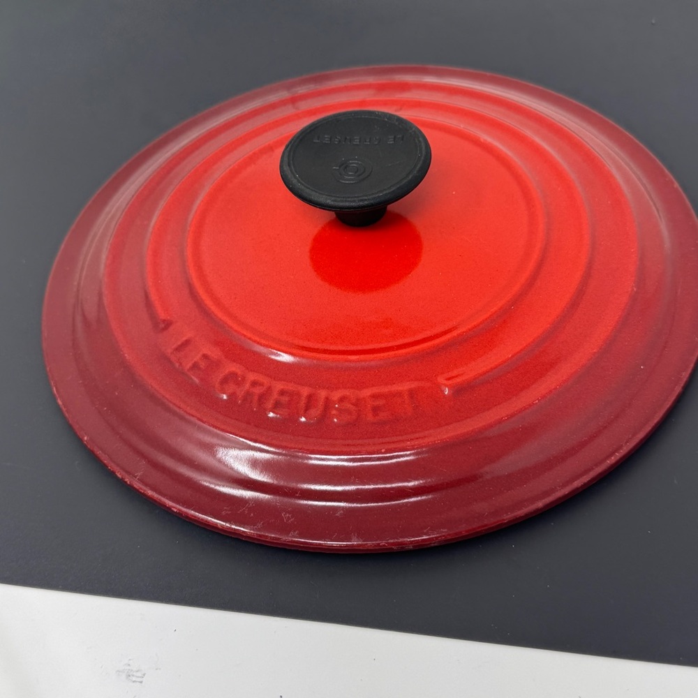 LE CREUSET Vintage Red Enamel Cast Iron #20 Round
Lid Only, Black Knob 2 3/4 Qt